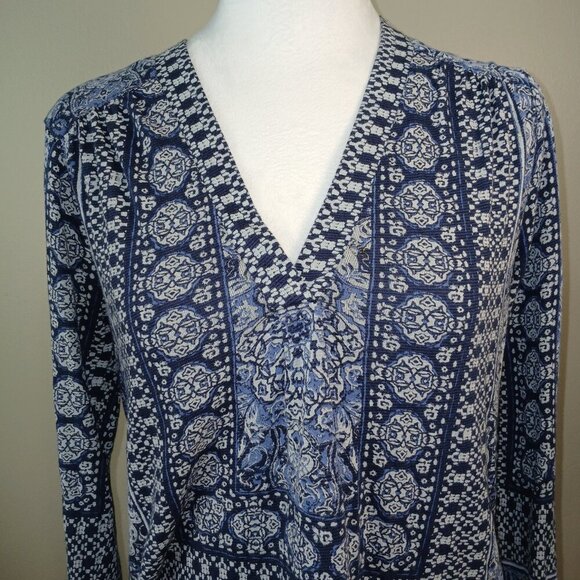 LUCKY BRAND TOP, GEOMETRIC PRINT, BLUE AND WHITE COLOR, VNECK, SIZE SMALL - Picture 2 of 7